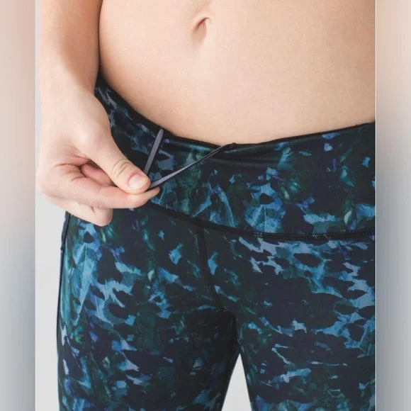 Lululemon Run: Top Speed Crop *Full-On Luxtreme
Floral Backdrop Blue Denim Multi - Picture 2 of 10